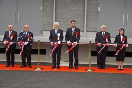 テープカットの様子