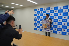 ひたちシーサイドマラソンをPRする本間GM