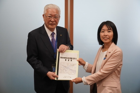 桜井先生へ手交