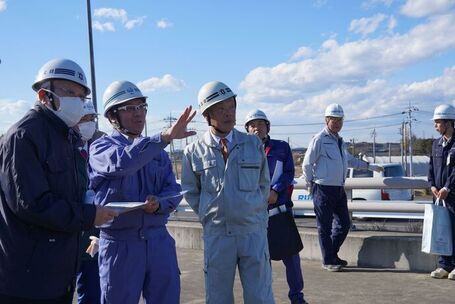 現地で説明を受ける市長