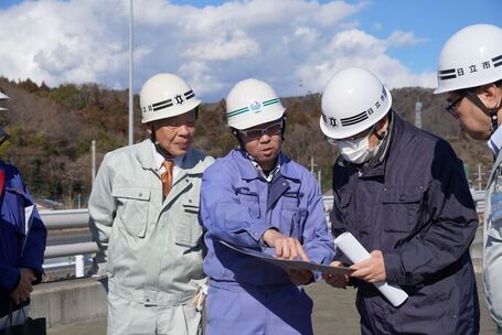 現地で説明を受ける市長