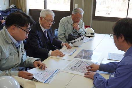 現場事務所で説明を受ける市長