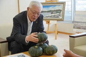 かぼちゃを手に取る市長