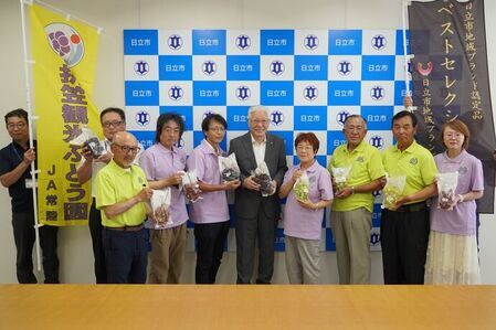 ぶどう部会の皆さんとの集合写真