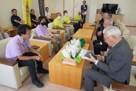 ぶどうの育成状況の報告を受ける小川市長