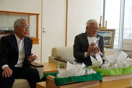 折笠のぶどうを手にする小川市長