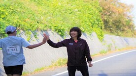 ランナーに声をかける高橋尚子さん