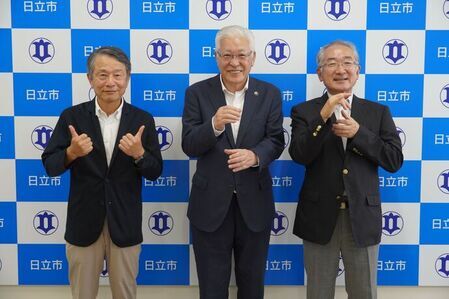 楽器の演奏をイメージしたポーズで記念写真
