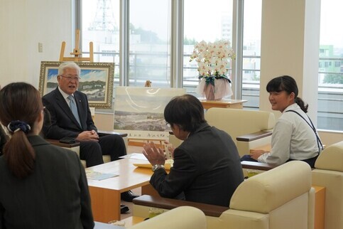 市長に全国大会出場を報告する加古さん