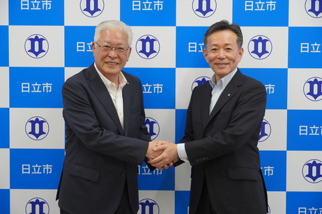 德永社長と握手を交わす小川市長