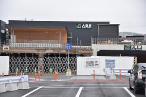 写真：駅舎及び自由通路出入口（東口）