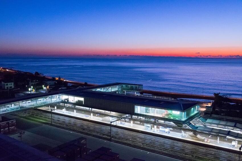 写真：朝日と日立駅