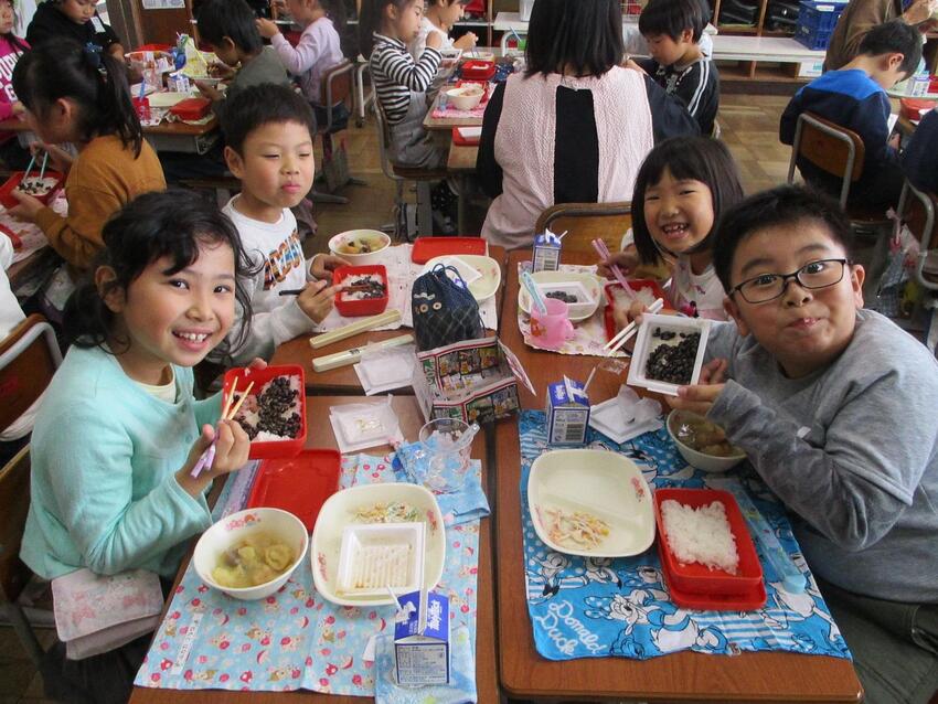 写真：給食と子どもたち