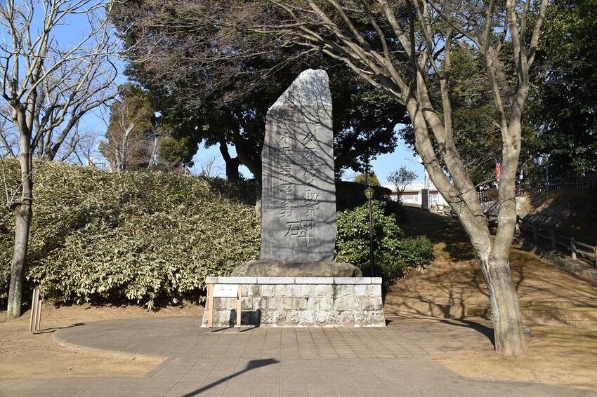 写真：久原房之助・小平浪平頌徳碑