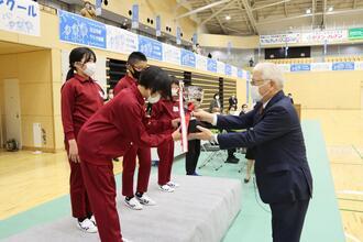 写真：優勝カップ