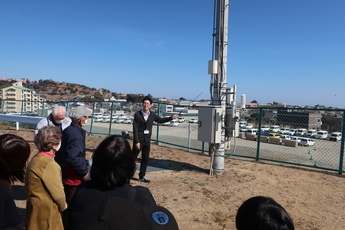 気象観測装置見学の様子