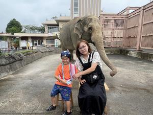 写真：ゾウと記念撮影