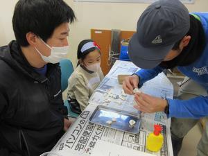 写真：飼育員も悪戦苦闘