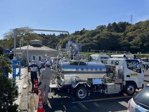 写真：給水車への水の補給訓練