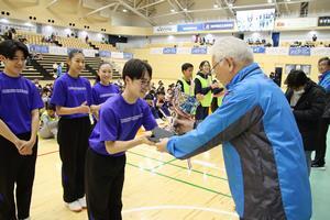 写真：日立市長が優勝トロフィーを渡す場面