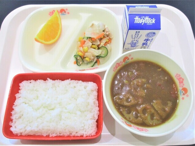 写真：れんこんカレー(ごはん)、牛乳、大根サラダ、オレンジ