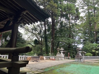 諏訪神社拝殿裏からの写真