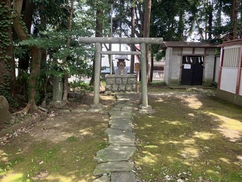 鹿島神社拝殿左の写真