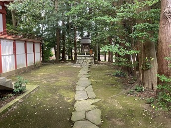 鹿島神社拝殿右の写真