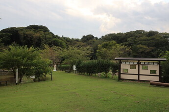 広場と野鳥観察案内板の写真