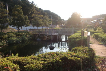 池にかかった橋の写真