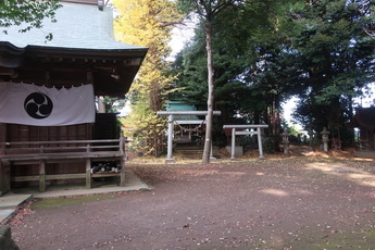 大久保鹿島神社拝殿脇の写真