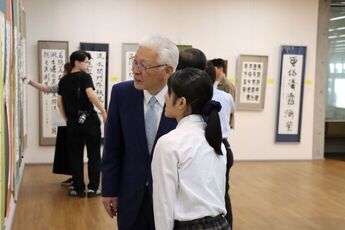 展覧会を見学する小川市長