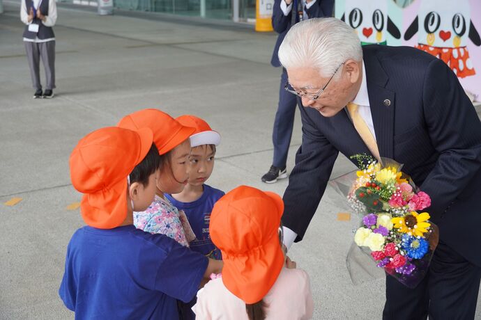 花束を受け取る市長