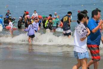 海水浴を楽しむ桐生市の皆さん