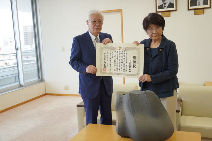 感謝状の贈呈を受ける下山田様