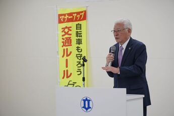 挨拶を行う市長