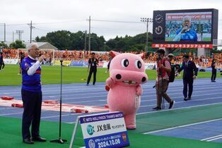 キックオフ前に挨拶をする小川市長