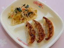 写真：焼きぎょうざと野菜とビーフンの炒めもの