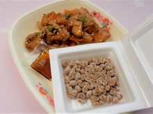 写真：納豆とあげじゃがいものそぼろ煮