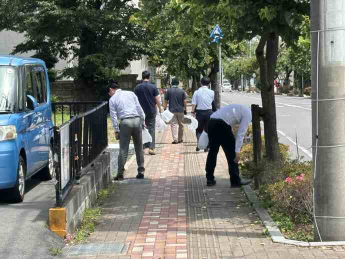 市職員によるごみ拾いの写真