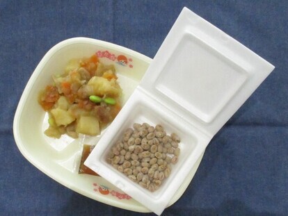 写真:納豆、じゃがいものうま煮