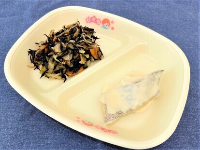 写真:たらのマヨネーズ焼き、大豆の磯煮