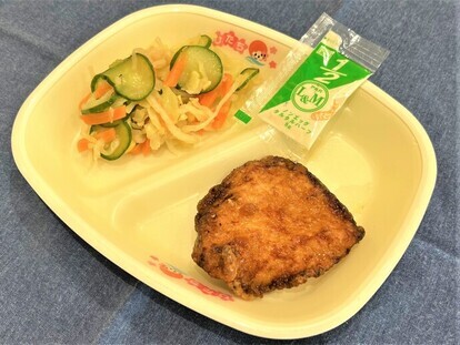 写真:チキン南蛮(ノンエッグタルタルソース)、切干し大根のサラダ