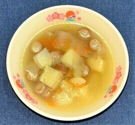 写真:ソーセージと野菜のスープ