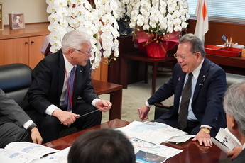 酒井庸行国土交通副大臣と面会する小川市長
