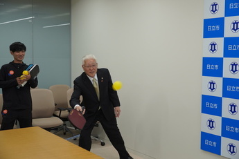 ピックルボールを体験する小川市長