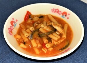 写真:チキンとマカロニのトマト煮