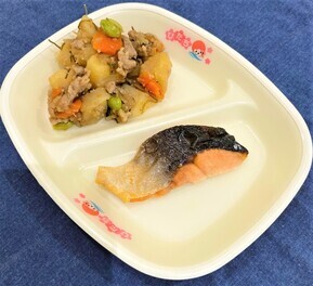 写真：ますの塩焼き、豚肉とじゃがいものうま煮