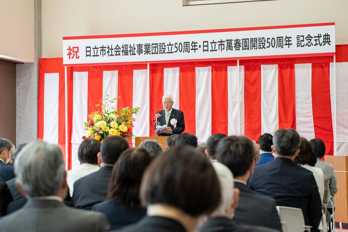 記念式典で挨拶をする小川市長の写真