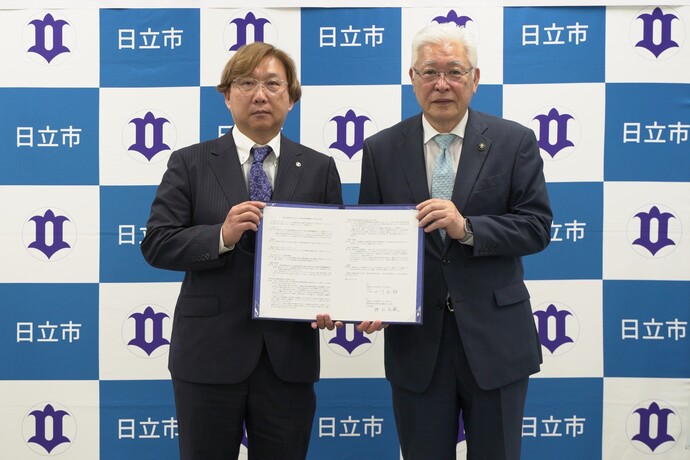 理容組合日立支部長の神永さんと小川市長